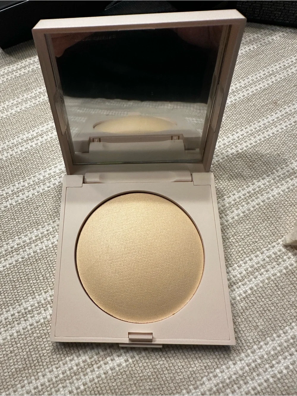 laura mercier Real Flawless Luminous Pressed Powder Compact - Color: Translucent